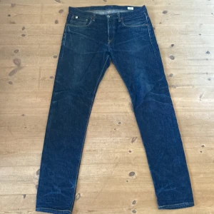 Edwin Jeans Raw Denim - Raw denim jeans av märket Edwin. Skicket är 9/10 och byxorna har en riktigt skön wash. Tyger är selvedge och gjort i japan. Storleken är W32 L34. Passformen är straight/slim
