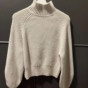 Stickad tröja  - Jättefin stickad tröja med polo💓supermysig till hösten nu☺️☺️☺️