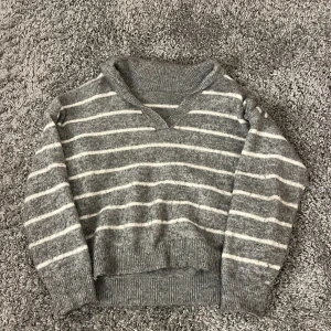 Stickad tröja - Grå randig stickad tröja från shein, använd fåtal gånger och har inga defekter💗