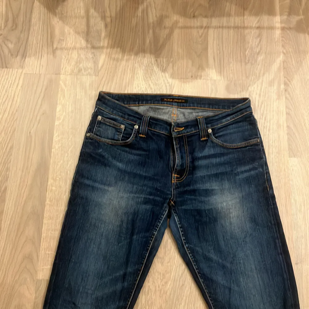 Snygga Nudie jeans som är nästan helt nya nypriset på dessa ligger på 1600 men vårat pris är 399 priset kan diskuteras . Jeans & Byxor.