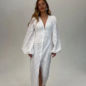 Vit Positano Adoore klänning - Säljer denna vackra klänning som är felköpet storlek. Oanvänd med lappar kvar. Storlek 38 Skickar med spårbar frakt Nypris: 1695kr