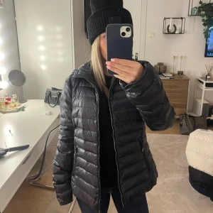 Massimo dutti jacka - Fin Massimo dutti jacka, fint skick grön blå färg passar s/m, jag är kortare då armarna blir längre💕 skriv för mer bilder eller undringar!!