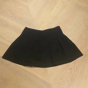 Svart kjol  - Säljer min perfekta svarta kjol för att den är för liten😍köpte den på hm,bra skick och sitter så bra.det är bara att skriva till mig med frågor 