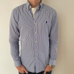 Ralph Lauren Skjorta - Fin Ralph lauren bomullskjorta i storlek S. Aldrig använd, skick 10/10.  Nypris: 1700kr. Modell: 184cm 70kg. Tveka inte att ställa några frågor!😄