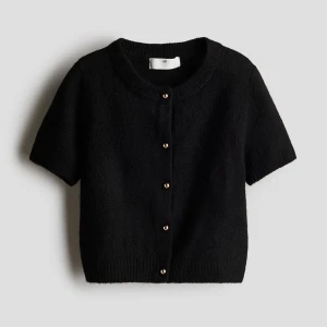 Stickad kofta - Säljer denna stickade kortan från hm. Säljer pågrund den inte kommer till användning mer. Använt 1 gång. 