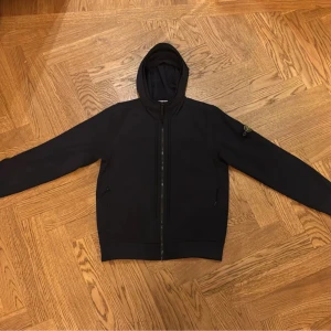 STONE ISLAND WINDBREAKER - Säljer nu nu min Stone island jacka eftersom att den är för liten. Storlek: 12Y/156 och den är navyblå. Pris: 1400kr Nypris ligger pả 4600kr och den köptes pả NK i våras. Kvitto finns inte men tagsen visar att den e äkta. Hör av er vid frågor!