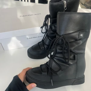 Calvin Klein stövlar - Så snygga Calvin Klein stövlar i storlek 38. Perfekta höst/vinter skorna. Har en liten klack. 799kr