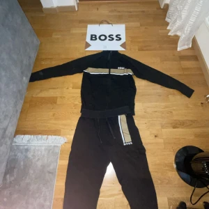 Hugo boss tracksuit - Hugo boss tracksuit köpt för 1 år sedan skick 9/10. Jag säljer denna pga att den ej passar längre använd 2-3 gånger. Vid frågor hör av dig! Storlek S passar även Xs Fraktar runt Sverige och möts upp inom Göteborg❗️❗️ 