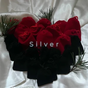 Smyckes julkalender  - 24 luckor för 729kr🌸 Kalendern består av 24st onumrerade påsar med ett silvrigt smycke i varje. Dra en valfri påse varje dag fram till julafton!   Kalendern innehåller smycken som redan finns i mitt sortiment men också flera helt nya smycken✨🤶🏼