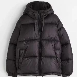 Hm vinter jacka! - Hej jag säljer denna jättefina vinterjacka från hm då den är för stor. Köpt här på plick. Inga defekter eller nåt sånt. Kontakta för fler bilder💞💞pris kan diskuteras av köparen💞