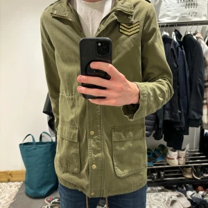 Overshirt - Säljer nu min jacka/overshirt toppenbra nu till lite kallare tider ~ Strlk: S ~ Nypris: 999kr ~ Mitt pris 419 ~ Skick: 8,5/10 ~ Hör av er om ni har nåra frågor eller funderingar!!🤙🏼🤝🏼👊🏻