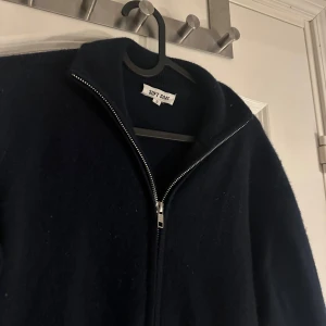 Kashmir helzip - Säljer denna fetta tröja från softgoat. Kashmir material och super bra till hösten och vintern, skicket är svin bra knappt använt den alls. Nypriset är på 2,9 