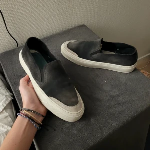 John Elliott skor - Extremt feta och sällsynta John Elliot skor (enda paret på plick). Toppskick, blekningarna är en del av designen! Strl 42 passar större