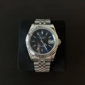 Nybyggd Seiko mod Datejust 40mm  NH35 automatiskt urverk Safir glas  Stainless steel   jubileelänk (kan även anpassa storleken, om önskat)  Mörkblå urtavla med sunburst-effekt (skimrar/skiftar färg i olika ljus)   Lume visare (lyser i mörkret)