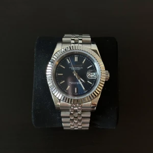 Seiko mod Datejust - Nybyggd Seiko mod Datejust 40mm  NH35 automatiskt urverk Safir glas  Stainless steel   jubileelänk (kan även anpassa storleken, om önskat)  Mörkblå urtavla med sunburst-effekt (skimrar/skiftar färg i olika ljus)   Lume visare (lyser i mörkret)