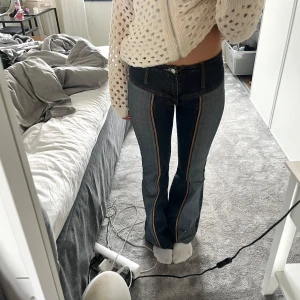 Unika jeans  - Så snygga jeans. Lite slitna längst ner dock, (se sista bilden)