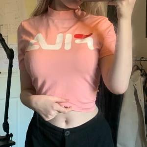 jättefin rosa topp <3 - Fin topp från Fila, använd en gång 💕 Köparen står för frakt! Skulle säga att den är storlek M men skulle även passa S