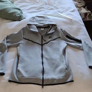 Nike Tech Fleece grå  - Tjena. Säljer nu min tech fleece hoodie eftersom att jag har bytt stil. Hoodien är i perfekt skick och har inga skador alls (näst intill ny) Storleken är Medium Tall villet passar både M och L. Säljer för 800kr eller byter mot en ralph lauren zip hoodie. pris går att diskuteras vid snabb affär. För fler bilder kom privat 
