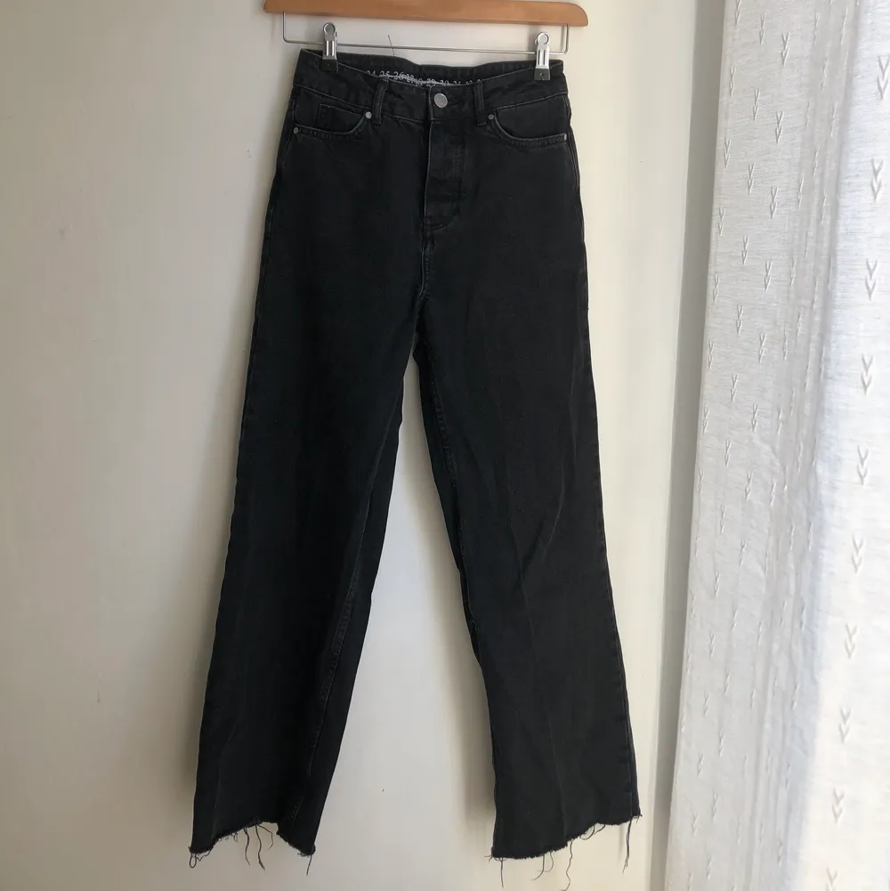 Högmidje svarta raka jeans från Bikbok, storlek 24 :) . Jeans & Byxor.
