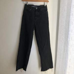 Högmidje svarta raka jeans från Bikbok, storlek 24 :) 