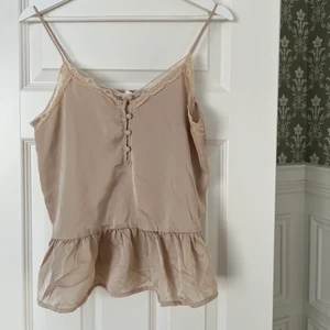 Söt topp från H&M - Söt topp med peplum från hm. Använd en gång.