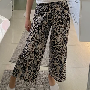 Djurmönstrad byxor från Ginatricot  - Säljer även en matchande blus till