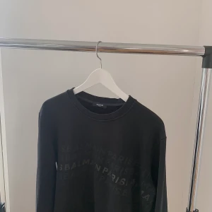 Balmain sweatshirt - Grymt snygg balmain sweatshirt i M, den passar M/L. Nyskick, först till kvarn! Nypris 4500kr.