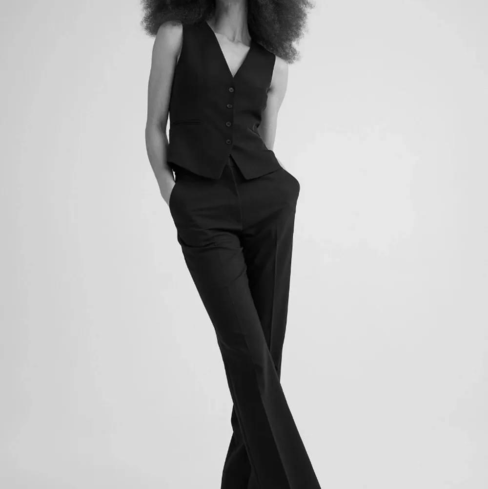 Helt slutsålda svarta kostymbyxor från H&M. Storlek 32 men passar även 34!🤍. Jeans & Byxor.