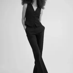 Helt slutsålda svarta kostymbyxor från H&M. Storlek 32 men passar även 34!🤍
