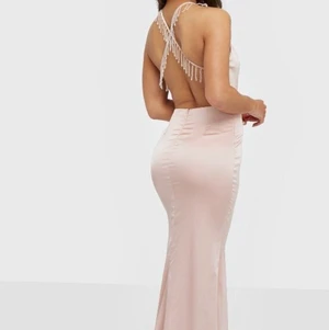 Rosa balklänning - Rosa balklänning med pärlor och öppen rygg