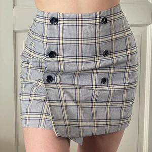 Rutig kjol - Fin minikjol i storlek 34 från hm. Använd men fortfarande i bra skick. Köpare står för frakten 💖