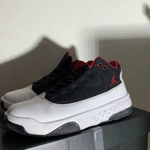 Jordan Max aura 2 - Jordans som jag inte använt mycket. Skorna är storlek 38,5 och är lite små i storleken. Jätte fina och matchar allt! Köpte dom för mindre än 1 år sedan. Skriv för mer info! Frakt ingår inte!
