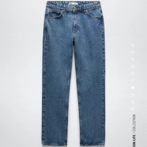 Zara Jeans Mid Rise Straight  - Helt nya, lappen kvar. Superfina!! Säljer pågrund av för liten storlek. Köparen står för frakt💕