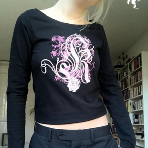 Svart tröja med rosa tryck - Säljer då den tyvärr inte kommer till användning längre! Frakten ingår i priset❣️