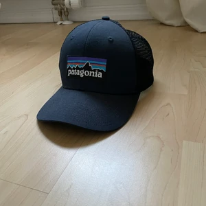 Patagonia Trucker keps - Jag säljer en trucker eller nätkeps från patagonia i färgen navy blue. Modellen är ”P-6 Logo Trucker Hat”. Nypris 399kr. Den är helt oanvänd endast testad. Det är ändringsbarstorlek.