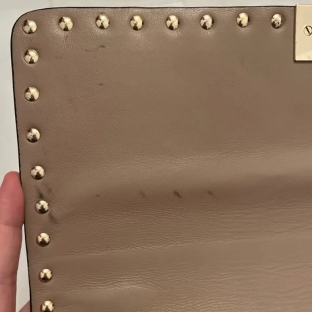 Snyggaste beigea rockstud bagen från valentino garavani💕💕💕 köpt på Vestiaire, har inget äkthetsbevis ifrån valentino men har dustbag och vestiares äkthetsintyg!!! Den har små svarta defekter på insidan men annars är den i väldigt fint skick! Pris kan diskuteras❤️ 20 cm höjd x 29 cm bred❤️. Väskor.