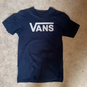 Vans tröja  - En vanlig vana tröja i marinblå som kommit till användning fåtal ggr, köpte den för 500 men säljer för 150