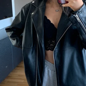 Oversize biker jacka - Oversized biker jacka från Monki! Köpt 2020 och är i gott skick, inte kommit till användning på länge därav säljer jag den! Supercool & snygg nu till våren och sommaren 😎🖤