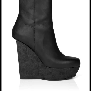 Acne boots - Supercoola höga acne skinn boots.🖤🖤🖤 Svarta storlek 37 ( normal i storlek). I skick som nya.✨Höga men sköna🖤