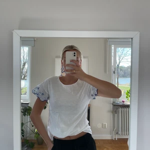 Zara topp - Söt topp från Zara med brodyr och knyte. Passar strl XS och säljs för 60kr + frakt!🤍