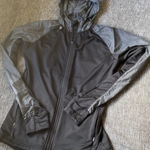 Träningsjacka Strl 38  - En fin grå & svart  träningsjacka som är endast använd två gånger. Säljer den då den endast ligger i min garderob utan någon nytta. Plagget är rent och fint och passar väldigt bra nu på sommaren. :)