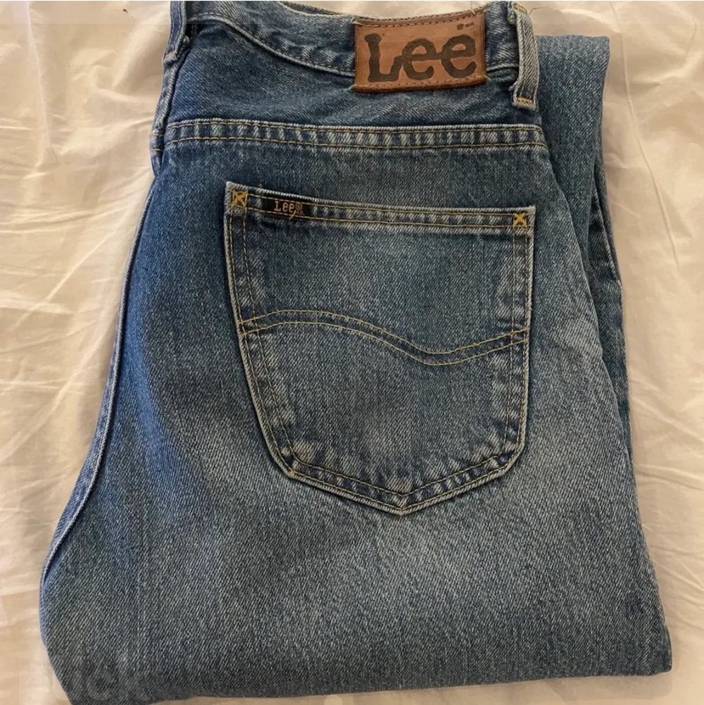 Ett par trendiga lågmidjade Lee jeans. Köparen står för frakten på 60kr. Skriv om du har några frågor! :) . Jeans & Byxor.