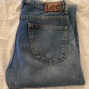 Ett par trendiga lågmidjade Lee jeans. Köparen står för frakten på 60kr. Skriv om du har några frågor! :) 