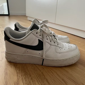 Nike Air Force 1 - Nike Air Force 1 i Strl 38.  Lite slitna på insidan vid hälarna