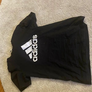 Adidas t-shirt  - Storlek 152 fint skick 
