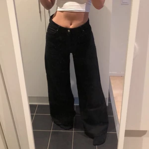 Svarta vida jeans - Ett par fina vida jeans från bershka, använda fåtal gånger. Storlek 38. Skriv privat för mer info eller bilder.🤩🥰💞💞