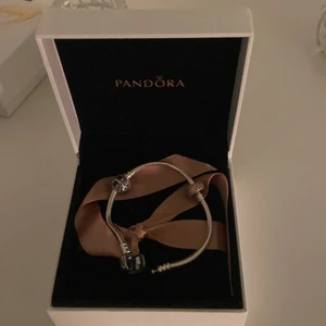 Pandora armband - Äkta pandora armband med 2 berlocker. Skriv ett rimligt pris privat du kan tänka dig betala. En berlock kostar 399 och skälva armbandet kostar typ 549 så nypriswt är 1347kr! Knappt använt 💕💕 