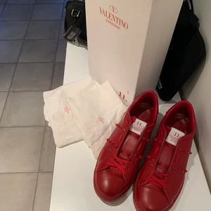 Valentino skor - Säljer min brors valentino skor som inte kommer till användning och som bara blivit använda ett par få gånger som man oxkså kan se på skornas kvalitet! Skriv för fler bilder!✨