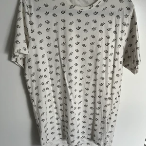 T-shirt - Superfin T-shirt från märket bläck i bra skick! Storlek medium:)