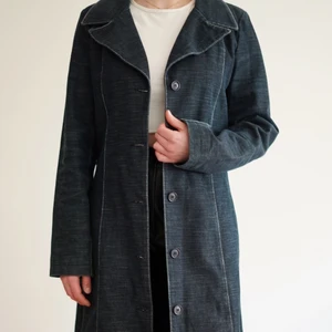 Jeanskappa - Jättesnygg lång kappa i mörkt jeans material. Använd  men är som ny! 